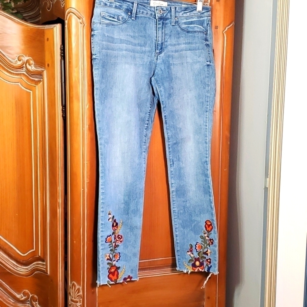 Jessica Simpson enbroidery skinny jeans. Raw hem, size 28. Good used condition.